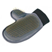 Щетка-рукавица с шариками для груминга собак Trixie (23392)